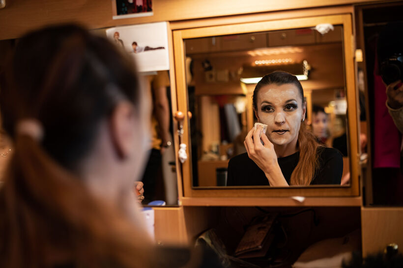 Make up před představením Když nevíte coby, kupte si dva hroby. Foto: Serghei Gherciu.